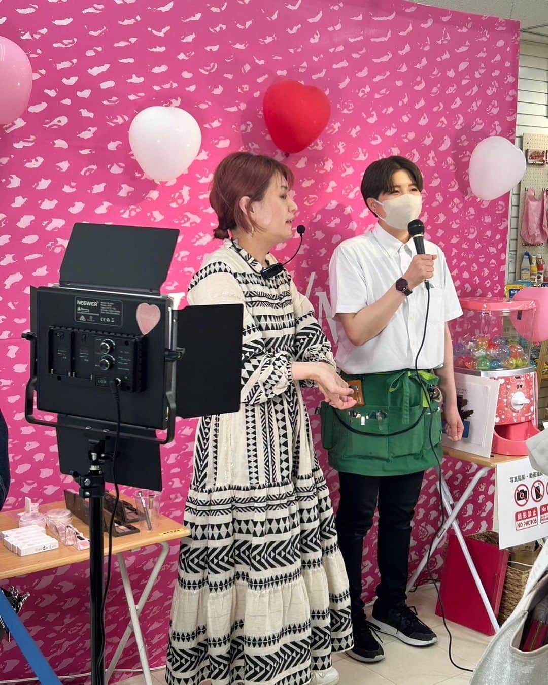 イガリシノブのインスタグラム：「#ハンズ名古屋　ありがとございました！ top5、眉アイテム勢揃いで，アイブロウメイクというキーワードが、もっと伝えていかなきゃいけないおしえなきゃいけないことあるんだな〜と、話しながらおもっていましたょー どーしたら、もっと伝わるんだ🙋🏻‍♀️  ちなみに、一緒に出てくれた、#ハンズ名古屋　の三山さん、が、私はとーっても大好きでして、仕事っぷりがすごい気持ち良いんです。 whomeeでスカウトすれば😂って何度も言っちゃってるくらい🤭  ぜひ、ハンズ名古屋で、愛のあるスタッフが並べているたくさんの雑貨やコスメや文房具や、、お買い物に行ってみてくださーい🤍 何かを人にしてあげたい！って滲み出ている人がいるんです 同じ物でもきっと何か違う！　そう思います🤍 店舗で買う良さって、こんなところあるなぁ  あー、こんな人を，可愛いって、つい思っちゃいますね🤍  アンド、 お休みの日に足を運んでくれたお客様方🤍ありがとね！」