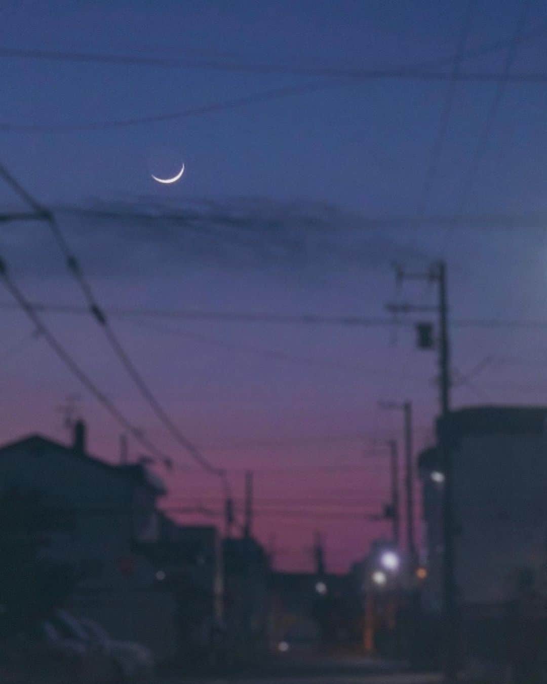 naorinmoonさんのインスタグラム写真 - (naorinmoonInstagram)「⁡ ⁡ ⁡ ⁡ ⁡ ⁡ ⁡ ⁡ ⁡ ⁡ ⁡ どうしたって見上げてしまう ⁡  ⁡#moon #moon_of_the_day  #fujifilm #fujifilm_xseries #ifyouleave  #hellofrom #hokkaido #instagramjapan #ig_japan_ #still_life_nature #nowheredialy #still_life_mood  #reco_ig #nature_brilliance #minimalmood #ig_eternity #thinkverylittle #genic_mag  #moody_nature #ourmomentum #heart_imprint ⁡#月 ⁡ ⁡」4月22日 22時01分 - naorinmoon