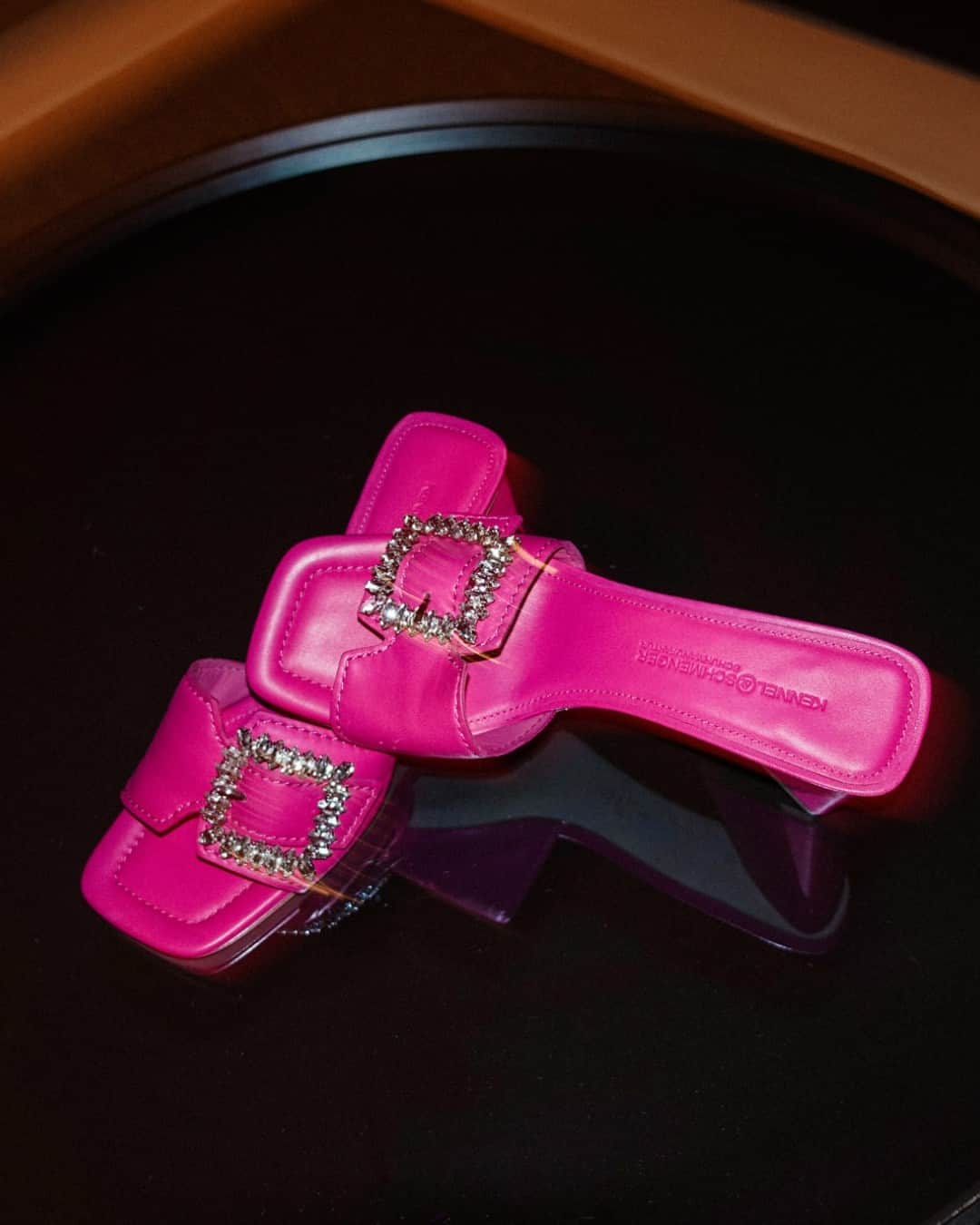 ケンネル&シュメンガーのインスタグラム：「pink & sparkling ALBA heeled sandals.   #kennelundschmenger #heeledsandals #sandals #springsummer #pink #sparkling #wecare #sustainable #germanbrand」