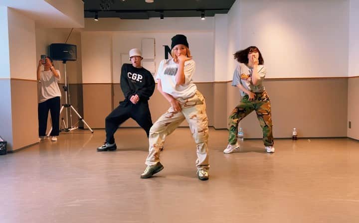 HARUKA MUTOのインスタグラム：「YEAH 🔥 @ogbobbywarner @awich098 💗  Choreography by me @haruka_muto 🙋‍♀️  at @noadance_ebisu .  dance wiz @kamikamirio @takato_yamazaki 💃  最強にかっこいい曲で。 QUEEN @awich098 👑 たまらない。  楽しすぎるからRound3までいっちゃうかも?!  受けてくれた皆Thankyou🙏❤️  #ogbobby #awich  #yeah #dance #choreography #610choreo #harukamuto #noadanceacademy」