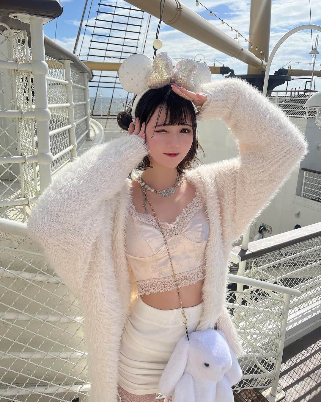 夢乃まゆこのインスタグラム：「うさちゃん相棒🐇 ⁡ ⁡ ⁡ ⁡ ⁡ ⁡ ⁡ ⁡ ⁡ ⁡ ⁡ ⁡ ⁡ ⁡ ⁡ - - - - - - - - - ꒰ ♡ ꒱ - - - - - - - - - ⁡ ⁡ ⁡ ⁡ ⁡ ⁡ ⁡ ⁡ ⁡ ⁡ ⁡ #disneysea #disney #ディズニー #ディズニーシー #ディズニーリゾート #ホワイトコーデ #オールホワイトコーデ #カチューシャ #ディズニーコーデ #ootd #shein #sheinコーデ #shein購入品 #niceclaup #maichealkors #hystericglamour #ヘアアレンジ #お団子アレンジ #ぬいぐるみバッグ  #レッグウォーマー #ファーレッグウォーマー」