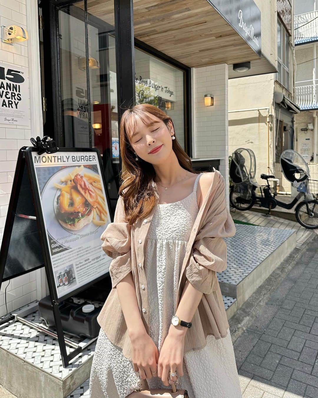 磯田 ひかる(Hikaru Isoda) のインスタグラム：「こんばんは🥰週末ですね〜🤍  この日はシャツとワンピコーデでした！ キャミワンピとシャツの合わせ好きで最近よくやるコーデ💞  【着用アイテム】 Tops @classicalelf_official  コットン100%2wayバンドカラー楊柳ガーゼシャツ ¥2,999税込  Dress @grl_official  エンボス花柄フレアキャミワンピース[gc191] オフベージュ レギュラー ¥1,999（税込）  ------------------------------ picaru：162cm / 骨格ウェーブ 1st ブライトスプリング 2nd ブライトサマー  大人可愛いスタイルアップコーデ ヘアメイクを合わせた トータルスタイリングを提案🤍  不定期にストーリーで ファッションお悩み相談募集中🥰 ------------------------------  他の投稿を見る→【@picaruuu】」
