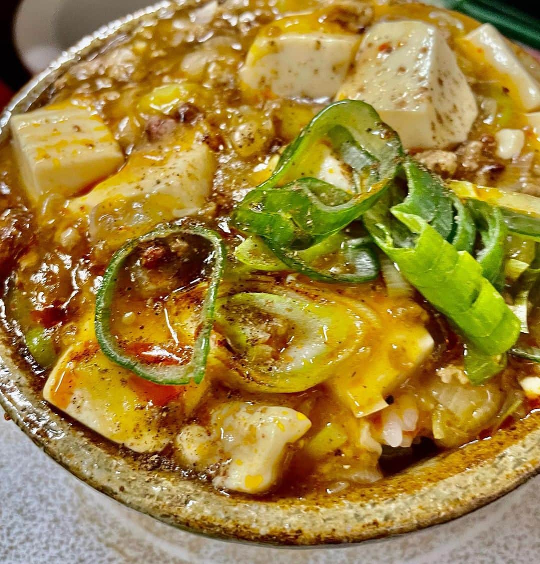 ジェット菅原のインスタグラム：「同期が作る麻婆丼は美味いな〜！  吉本の同期らいおんうどんのガオ～ちゃんが  #日之出湯 でやってる麻婆丼は山椒がバンバンに効いた痺れ系で日之出湯客の間で話題になりつつある。 ぼくも水曜と木曜の朝7時〜11時でジェットコーヒーをやっている。 ジェットが選んだ豆をその場で挽き、淹れます。 前は夜にやってたけど夜にコーヒー飲む人いないだろという指摘を受け、朝にやってみる事にしたので興味ある方はぜひ！」