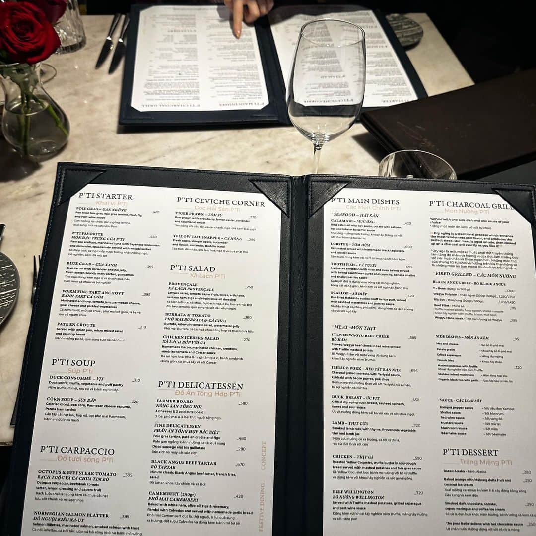 クォン・スジョンさんのインスタグラム写真 - (クォン・スジョンInstagram)「빈티지 샵 가서 3000원에 귀고리 득템하궁  D2 에 있는 프렌치 레스토랑에서 언니랑 저녁 데이트🌹🌹🌹🌹  분위기가  너무 로맨틱해서 놀라고 음식이랑 서비스가 완벽해서 두번 놀랬음 🥶  #타오디엔 #HCMC 🔥」4月22日 22時07分 - sujung92k