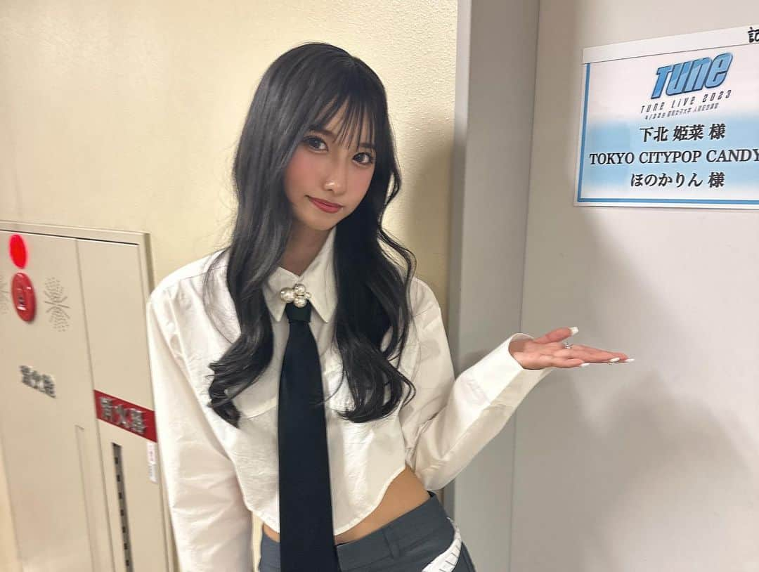 下北姫菜のインスタグラム：「・  Tune Liveありがとうございました✨✨  今日は機材トラブルがあったけど2回歌えてラッキーだった✌🏻😂💞  久しぶりにこんな大きなステージで歌えて幸せだった❤️‍🔥  今日初めて知ってくれた方是非フォローしてね🫶🏻❕  2枚目はオープニングアクト組で📸🤍  #tunelive #live #singer #neith #daice #octopath #lilleague #dobermaninfinity #tokyocitypopcandy #ほのかりん #下北姫菜 #グランプリ #オープニングアクト #ライブ」