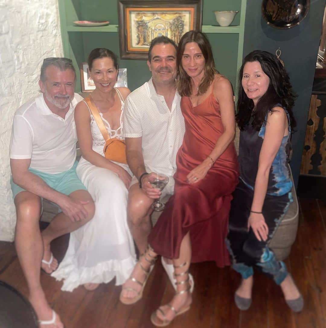 ミッシェルジョナスのインスタグラム：「#backgammon crew at #mustique #cottonhouse 🍸」
