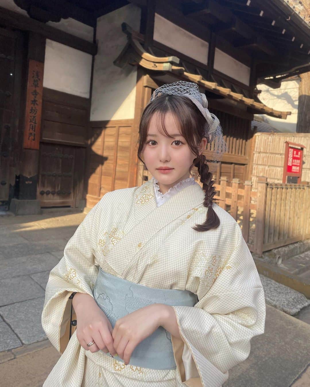 伊藤小春のインスタグラム：「名古屋の友達のリクエストが「浅草で着物を着る」だったから一緒に着物観光した♡ ⁡ ⁡ ⁡ ⁡ このとき花粉症の症状がマジで過去一酷くて、 目も肌も真っ赤だったからいつもより肌補正強めです🥲 ⁡ 会う人みんなに「目から血がでてるよ！？」って心配されてたけど頑張って白く加工した！ 今はすっかり治ってます👍🏻💞 ⁡ ⁡ ⁡ #浅草#浅草観光#浅草寺#東京観光 #着物#浅草着物#東京着物#着物ヘア」