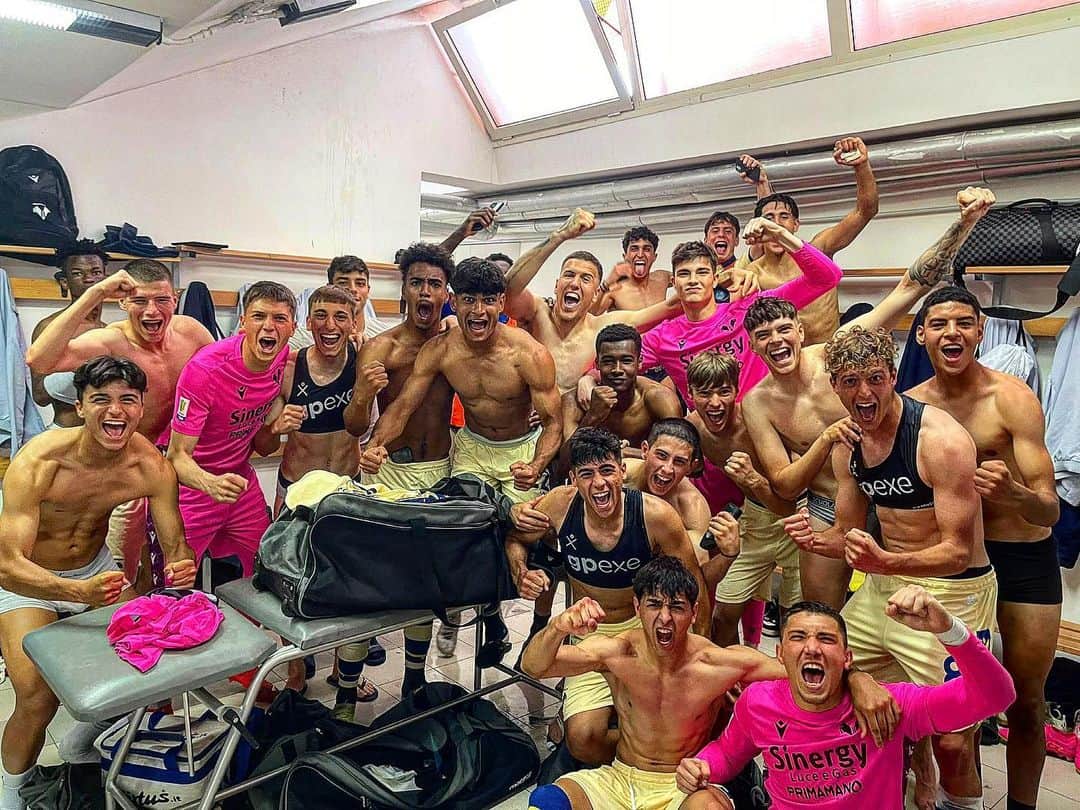 エラス・ヴェローナFCのインスタグラム：「#PRIMAVERA1: #NAPOLIVERONA 1-3 💪💛💙🔥」