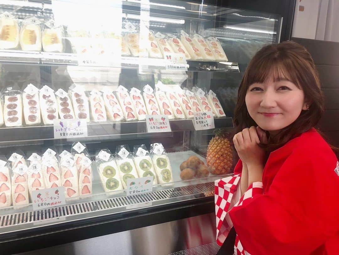 稲葉千秋のインスタグラム：「🌷 今日のハッピィ生中継は 青森市安方に先週オープンした フルーツサンド専門店 「纏(まとい) 青森店」を紹介しました🎵  イチゴに、キウイに、リンゴに、 3品も試食させていただきました🥺✨  大きいカットフルーツに さっぱりとしたクリームが絶妙で、 とっても美味しかったです😋💗  オーナーの岩間さんをはじめ、 皆さんご協力ありがとうございました❣️  3枚目は、生中継の食リポが不安すぎて イメトレしているところを 隠し撮りされました😂  ハッピィはやはり、楽しいです🐥🙌  今日もご覧頂き ありがとうございました☺️  #夢はここから生放送 #ハッピィ  #生中継 #中継リポート  #フルーツサンド専門店 #纏青森店 #厚かましくてごめんなさい  #稲葉千秋」