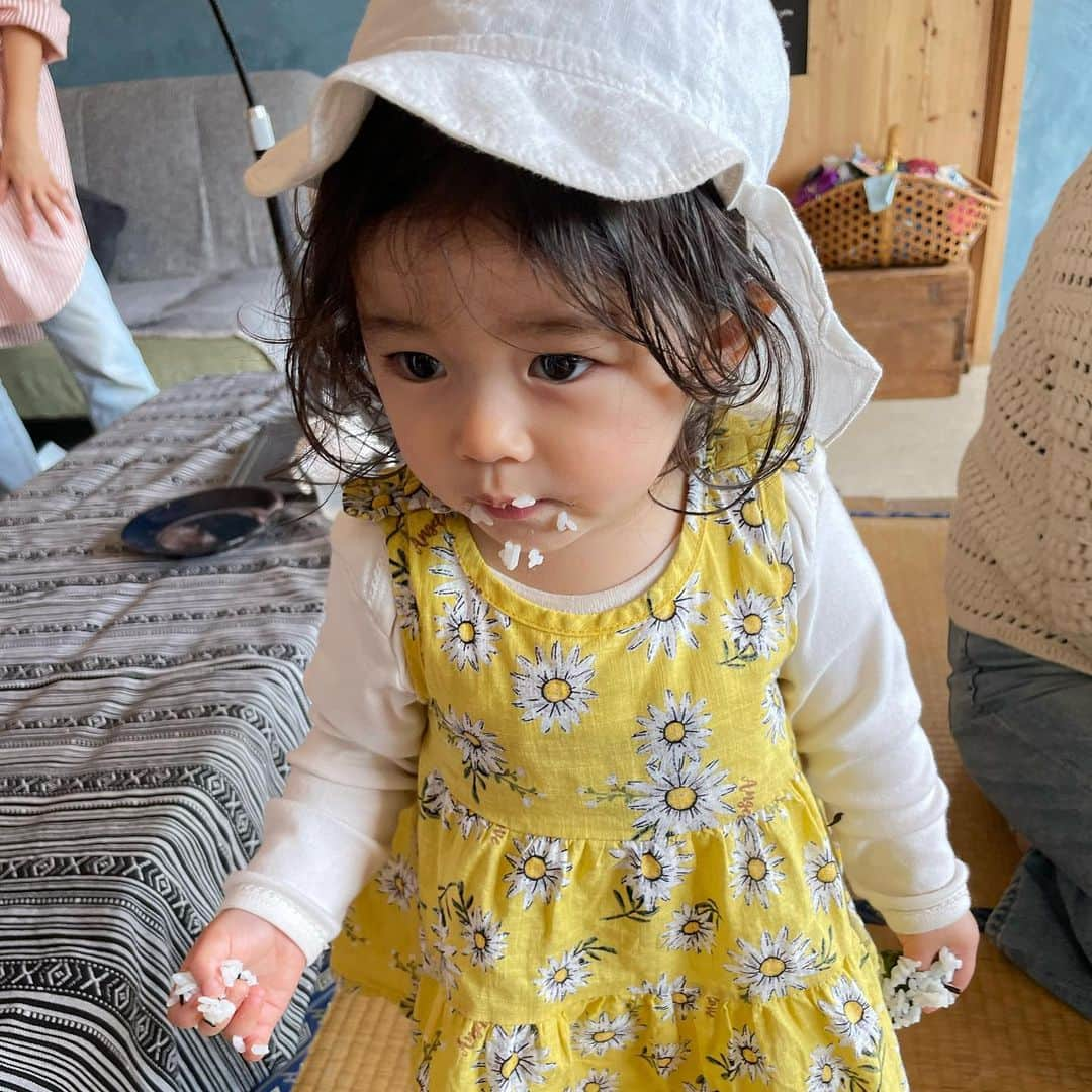 ノーマさんのインスタグラム写真 - (ノーマInstagram)「大分県竹田市🌏🕊先週、佐賀帰りに鹿子生氏の案内で再訪。  偶然にも、年明けから我が家の主食（竜千寺農園の玄米で作るお粥）としてお世話になっていた　@ryusenji_farm  を営む、なおちゃんが細胞喜びまくりな有機市 @guruzubu を開催中。娘と友人たちとおじゃましました。  美味しいおむすびや点滴のようなローチョコケーキ、野菜カスを循環させて作った酵母で作られたパン、ect..竹田を中心とした生命のつながり、人のつながり、成長する文化、きらきらしていて美しかったなぁ。みんな良い顔していて、娘はおむすびをたらふく頬張った後、ひたすら踊ってたw 幸せがこだましあう空間でした🧚🏻‍♂️🧚🏻‍♂️🧚🏻‍♂️  ぐるずぶ市では、昨年ウェルネステーマのトークイベントでもご一緒させて頂いた @saitomie 氏にも再会🤝❤️‍🔥 アーカイブはこちらより→https://youtu.be/wZ2nvKeJ9dU  EARTH DAYである今日は美絵氏が情熱を注ぐ新しいプロジェクト『Earth Food Lab. takeTa』のスタートでしたっ。今後の活動にも興味津々です🫶🏻🌏🌱  次回は神原（こうばる）までまた足を伸ばしたいなぁ⛩🐉  Thank you♡♡♡♡♡  #earth #nature #大分 #竹田」4月22日 22時12分 - noma77777