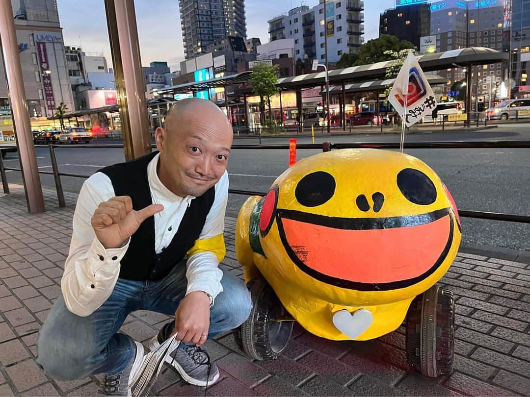 石原孝尚さんのインスタグラム写真 - (石原孝尚Instagram)「いよいよ、明日、統一地方選挙ですね。  正直、僕は一度も選挙で投票したことはありません。 ずっと向き合ってきませんでした。  今回、山口じゅんぺいさん、江口ともこさん、西久保ゆうすけさんに出逢って、政治を少し信じてみたいって思わせてもらいました。  山口じゅんぺいさん、 僕が代表をつとめるHappy First Collegeにも参加してくれたじゅんぺいさんのお手伝いを短い時間でしたが4日間、じゅんぺいさんの姿を見て、いつも感動して泣きそうになっていました！ 初選挙で不安もあったと思います。 でも、僕たちを気遣いながら、いつも笑顔で走り回っていました。  江口ともこさん、 話しかけてきた方の話をずっと最後まで聞いていて、一緒に話を聞いていた僕は『早く次の人にいきませんか』と思ってしまっていましたが、江口さんは、最後まで、その人が話し終わるまで聞いていて、政治家とかそういうことじゃなくて、こんな人になりたいなって思いました。  西久保ゆうすけさん、 一緒に食事させてもらって、お話聞いて、選挙に興味を持てたのは西久保さんのおかげでした。 選挙中も、みんなで盆踊りを踊ってしまうような、ラップをやってしまうような、西久保さん。 政治が特別なものではなく、僕たちのものだと思わせてもらいました。  明日はいよいよ投票日です。  結果は、みなさんに任せて 僕は、大好きな三人をこれからも全力で応援します😊」4月22日 22時13分 - taka_ishihara