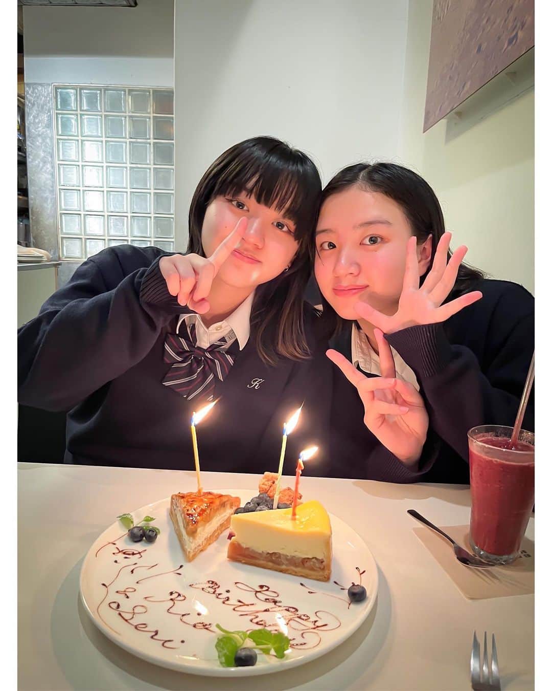 土井地恵理子のインスタグラム：「・ Happy Birthday Seri&Rio㊗️  昨日で17歳！ なんと成人まであと1年！  自分たちで考えること 決めることができる歳になったから それを尊重してあげたいって 最近はそれをいちばんに思ってます。  アドバイスや提案はするけど 決めるのは自分。 時間がかかっても それが世間とは違う時間軸でも 納得して決断してったらいい◡̈  今しかできないなんてことはないから 焦らず 日々を楽しんでもらいたいなーと思う訳です♡ 高校生を楽しむ、だけは今しかできないか！  2枚目はホンマタカシさんに撮ってもらった写真。 表紙にして頂いて 本当に素敵な思い出！  ここから大きくなったな✨  おめでとう！  #happybirthday #誕生日 #17歳　#twins #双子 #写真の許可がうるさい #盛れてないと削除しろと言われる #こちらは許可頂きましたw」