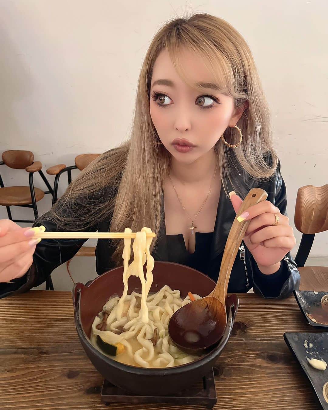 まあーか（まかたん）のインスタグラム：「. りょじちゃんねる🦖で🗻ツアー🚗 山梨グルメ頂いてきました🍴🧡 今日はザワついてるらしいあの報告動画をアップされたので宜しくです🥹 . #山梨観光 #山梨グルメ #りょじまかちゃんねる#ハイトーン#バレイヤージュ#シャドールーツ#ハイトーンロング#セルフィー#カラコン#🌸#🌼#外国人風カラー#春コーデ#メイク#zara#shein #chanel #셀스타그램 #오오티디 #일본 #일상 #패션 #메이크 #셀피 #selfie #zara#shein」