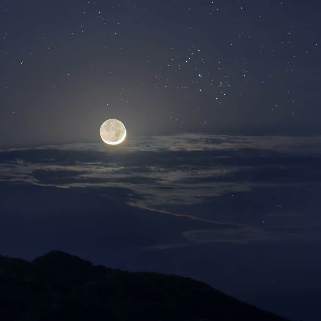 KAGAYAさんのインスタグラム写真 - (KAGAYAInstagram)「三日月とすばるが寄り添う姿が、まるで天空の宝石のようだと思いました。 月の右上のほしのあつまりがすばるです。 月の陰の部分も光っているのは地球の光が当たっているためで「地球照」といいます。 （先ほど島根県にて撮影） 今日もお疲れさまでした。  #moon #星空 #starphotography #sonyalpha #α7iv #島根」4月22日 22時15分 - kagaya11949