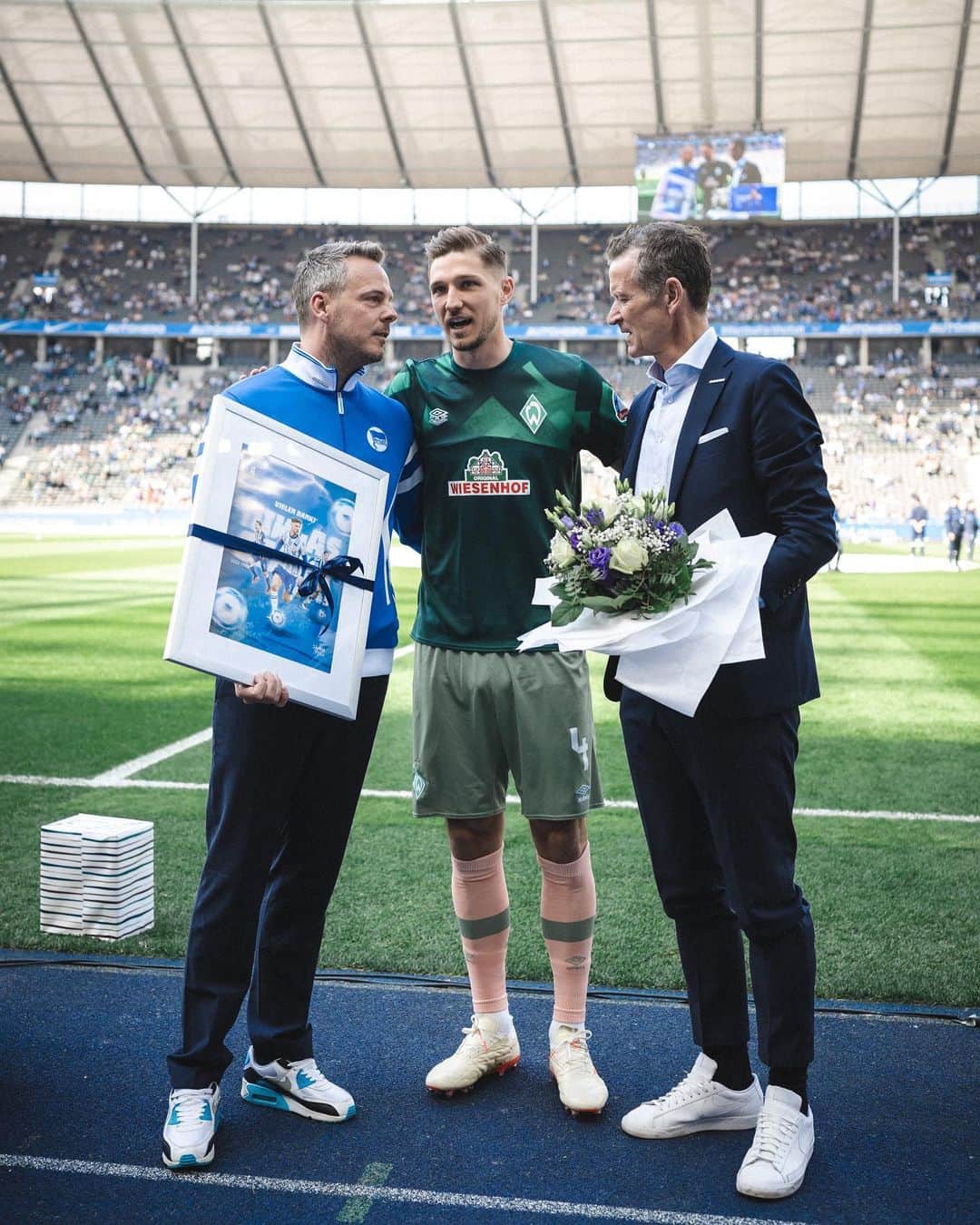 ヘルタ・ベルリンのインスタグラム：「1️⃣9️⃣9️⃣ Pflichtspiele in 7️⃣ Saisons im blau-weißen Trikot: Vor #BSCSVW verabschieden @kay.bernstein und @thomasherrich @nik.stark4 bei seiner Rückkehr ins @olympiastadionberlin offiziell. Danke für deinen jahrelangen Einsatz, Nik! 💙🤍 . . #HaHoHe #HerthaBSC」