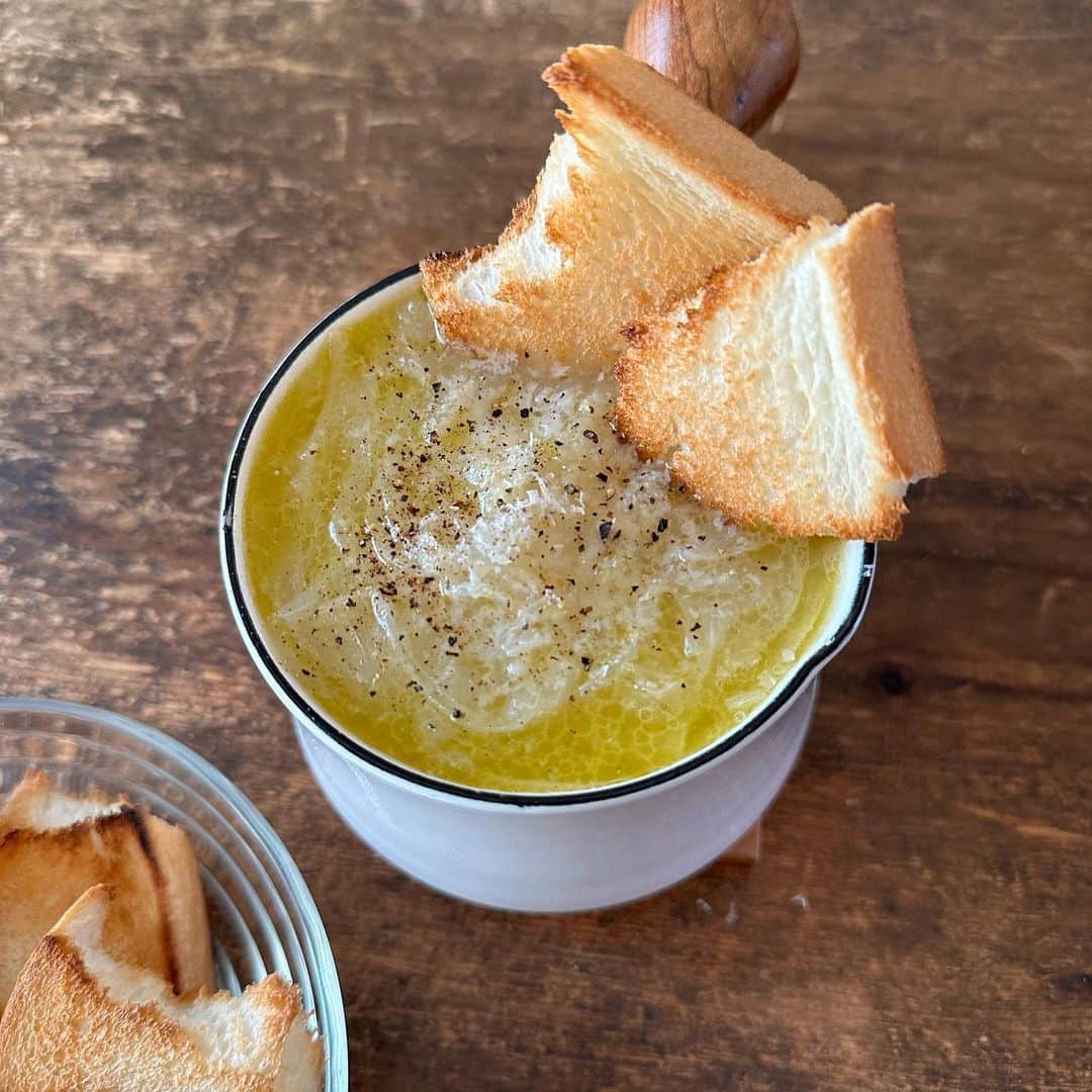 Tesshiさんのインスタグラム写真 - (TesshiInstagram)「ささっと新玉ねぎスープ Fresh new onion soup #yummy #homemade #healthy #soup #onion #onionsoup #fresh #おいしい #スープ #新玉ねぎ #オニオンスープ #新鮮 #マカロニメイト #フーディーテーブル #手作り  パンを浸して食べる🤤 オリーブオイル大1〜、にんにく1かけ、新玉ねぎ大きめ1個、小麦粉大1、コンソメ大1/2〜、水2カップ、バターひとかけら大1/2、しょうゆたらり大1/2、塩胡椒、お好みでパルミジャーノ・レッジャーノなど 1~ tbsp olive oil, 1 clove garlic, 1 new onion, 1 tbsp flour, 1/2~ tbsp stock powder, 400ml water, 1/2 tbsp butter, 1/2 tbsp soy sauce, salt, pepper and Parmigiano Reggiano…  @tsubotatsuno #醤油 #隠し味 @yukitsubakiofficial #水 #軟水」4月22日 22時17分 - tmytsm