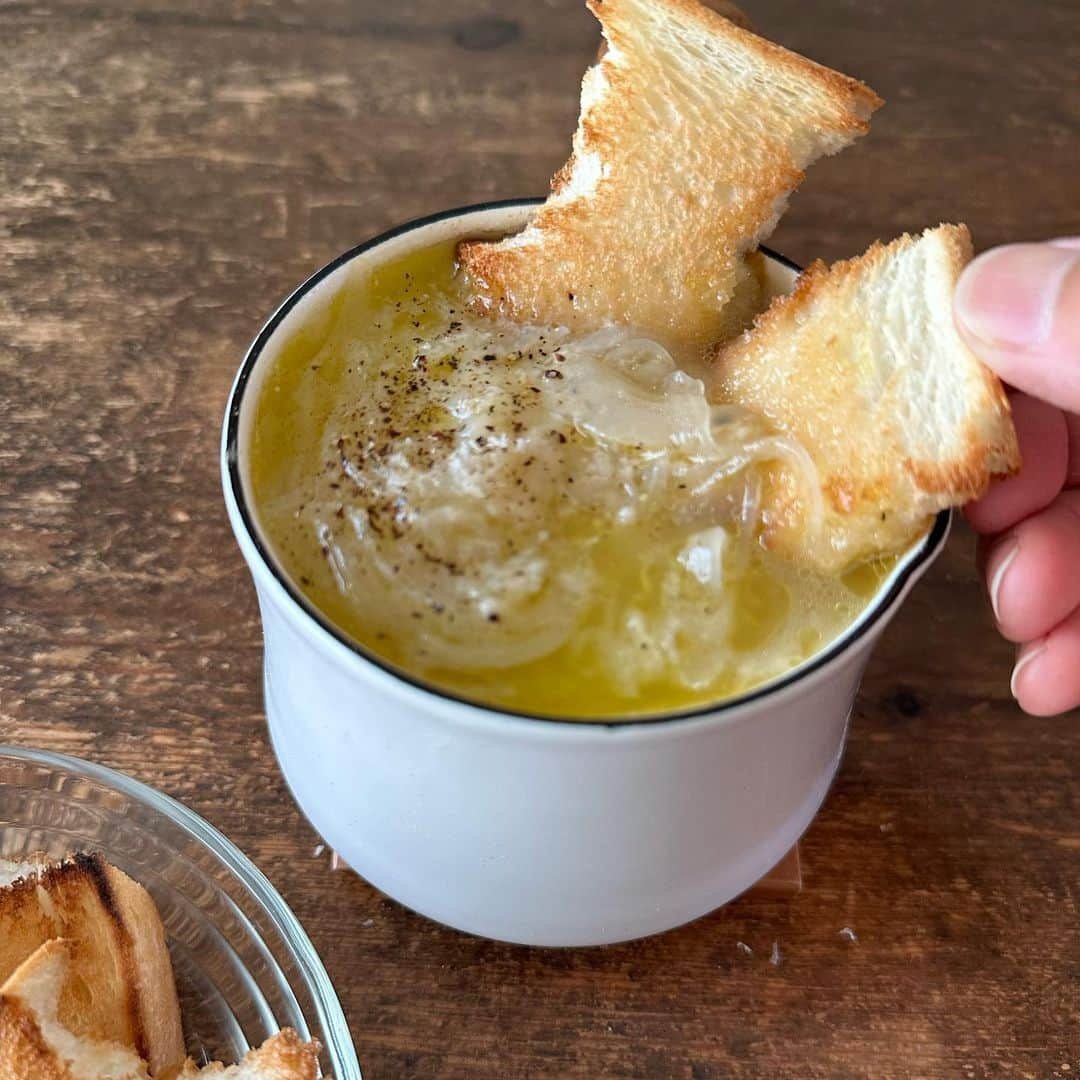 Tesshiさんのインスタグラム写真 - (TesshiInstagram)「ささっと新玉ねぎスープ Fresh new onion soup #yummy #homemade #healthy #soup #onion #onionsoup #fresh #おいしい #スープ #新玉ねぎ #オニオンスープ #新鮮 #マカロニメイト #フーディーテーブル #手作り  パンを浸して食べる🤤 オリーブオイル大1〜、にんにく1かけ、新玉ねぎ大きめ1個、小麦粉大1、コンソメ大1/2〜、水2カップ、バターひとかけら大1/2、しょうゆたらり大1/2、塩胡椒、お好みでパルミジャーノ・レッジャーノなど 1~ tbsp olive oil, 1 clove garlic, 1 new onion, 1 tbsp flour, 1/2~ tbsp stock powder, 400ml water, 1/2 tbsp butter, 1/2 tbsp soy sauce, salt, pepper and Parmigiano Reggiano…  @tsubotatsuno #醤油 #隠し味 @yukitsubakiofficial #水 #軟水」4月22日 22時17分 - tmytsm