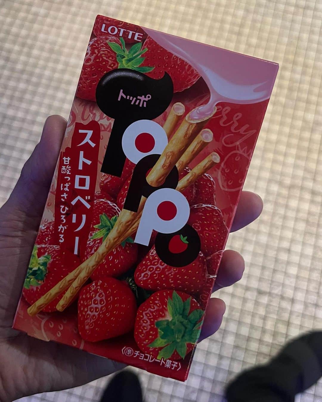 靖乃のインスタグラム：「ピンクを補充なう🌟  4/28(金)の『スリーポイントシュート』に向けて、ふーみん(@Fu_min666)やサットンさん(@zerodb_satt_on)とちょいちょい連絡を重ねております🎵 皆様ゆっくり楽しんで下さいね  https://tiget.net/events/231549  #靖乃 #ハイダンシークドロシー #淡路島 #ピン毛」