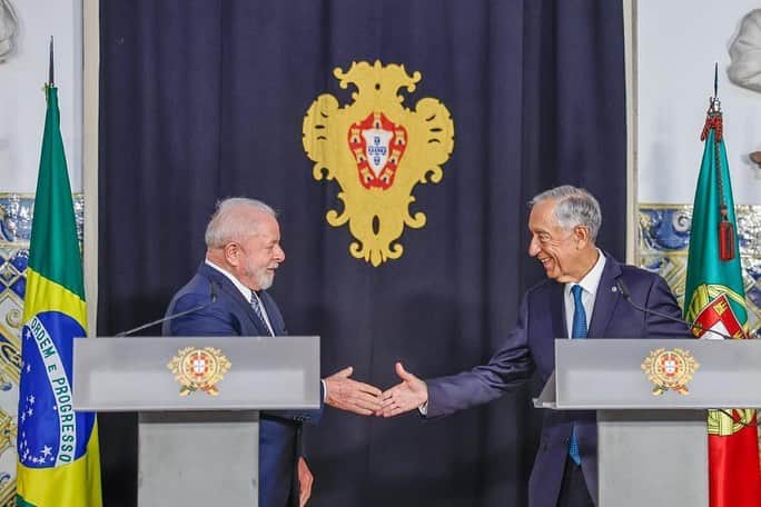 ジルマ・ルセフのインスタグラム：「Depois de reunião com o presidente de Portugal, Marcelo Rebelo de Sousa, o presidente @LulaOficial concedeu uma entrevista coletiva, em que falou sobre relações bilaterais, ampliação de investimentos e do comércio exterior, mudanças climáticas e fim da guerra entre Rússia e Ucrânia.   “Ao mesmo tempo, em que meu governo condena a violação à integridade territorial da Ucrânia, defendemos uma solução política, negociada para o conflito. Precisamos criar urgentemente um grupo de países que tente sentar-se à mesa, tanto com a Ucrânia como com a Rússia para encontrar a paz.”, afirmou o presidente Lula.   📸 @ricardostuckert」