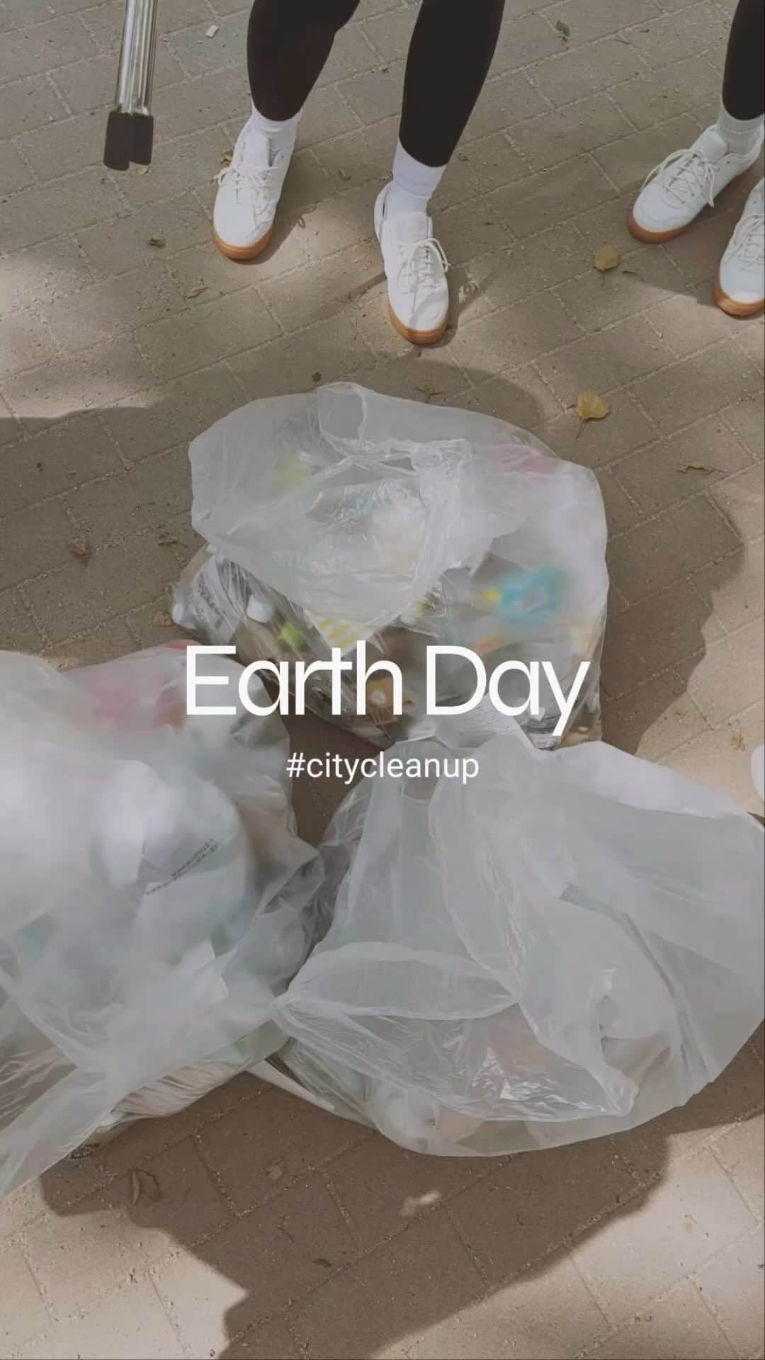 金セアルのインスタグラム：「2023.04.22 Earth Day.  「アースデイにお掃除一緒にしよう🧹」とお声かけして集まったみんなが、それぞれ大切な友人や恋人や家族を連れて。 去年と同じルート【アメリカ村→堀江公園】を辿ったcity clean up。自治体や街のみなさん、お掃除している時に出会った別のcity cleanグループのみなさんのおかげか、去年と比べて格段にキレイになっていたことに驚いた😮  だからお掃除はお掃除で続けつつ、 私には子供がいないけど、家族や友達のまだ小さな子供たちが大きくなった時の地球が住み良い環境であってほしいし、わざわざ地球のためとか言うことがダサいとか言う人もいるけど、自分自身が住み、生かしてもらっている地球にいいことをしっかり声出して考えて行動してゆきたいおもてます。🌏🤝。  心から清々しい朝でした！  動きやすい足元とウエアは、Earthなカラーの @unoha_official  をみんなで揃えて。(ストリートの重鎮、田中夫妻は自由服でのご参加です🗽) ・ ・ #citycleanup #earthday #アースデイ #지구의날  #지구의날🌏  #unoha」