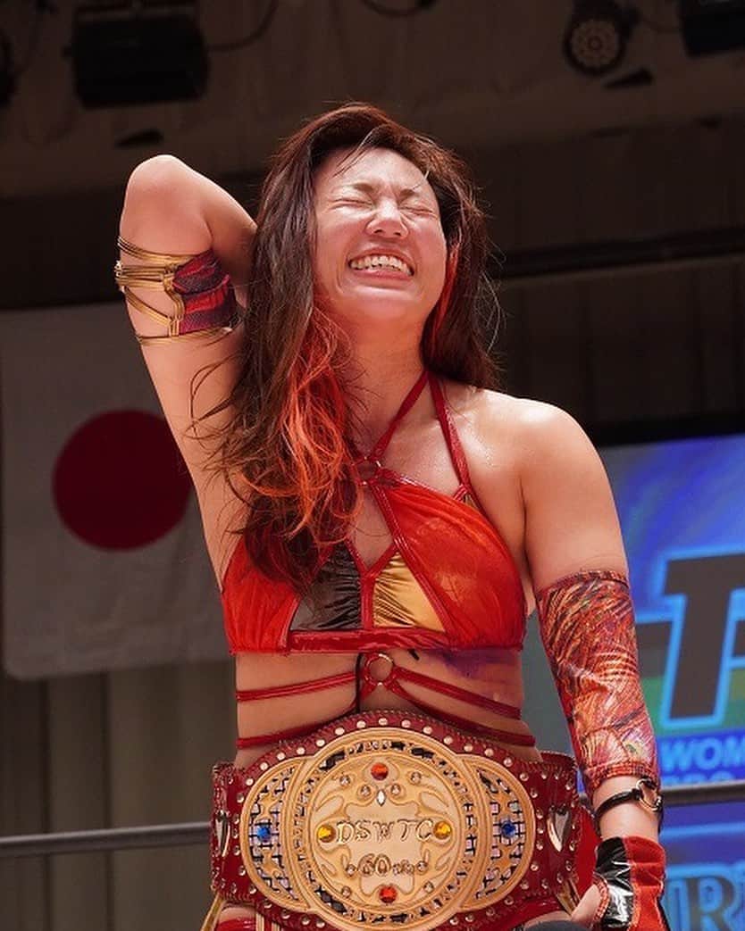 高瀬みゆきのインスタグラム：「第30代デイリースポーツ認定女子タッグ王者になりました!!👑  恩師 Leonさんとのタッグチーム REDSOULで🦁🔥  やっと堂々と隣に肩を並べて立てることがすごく嬉しい!!  #女子プロレス #プロレスラー #プロレス #MiyukiTakase #高瀬みゆき #みゆねえ #みゆ姐 #浪華の不死鳥 #なにわの不死鳥」