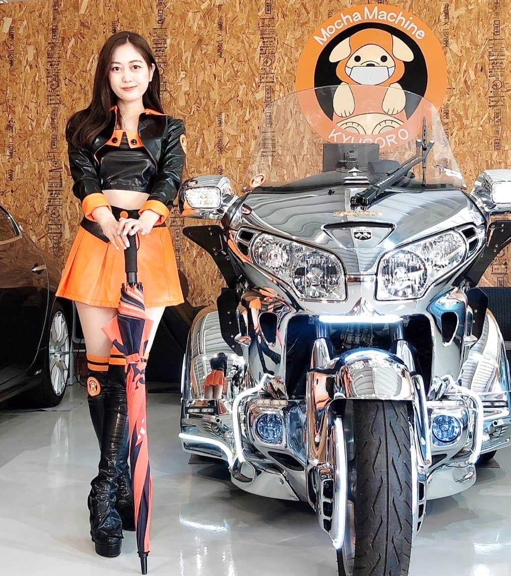 岡本麻佑のインスタグラム：「. 明日は9560カフェにおりますっ☺️☕️🧡🖤  かーっこ良いクルマやバイクが勢揃いでカフェメニューも豊富でとっても美味しいのでオススメです🐶🐾🤍  このバイクも凄いよね😳🏍️✨  是非遊びに来てくださいね😊🫧💫  #team5zigen9560girls#カフェきゅうごろう#9560カフェ#9560#レースクイーン#racequeen#モデル#クルマ#バイク#京都カフェ#京都#カフェ」