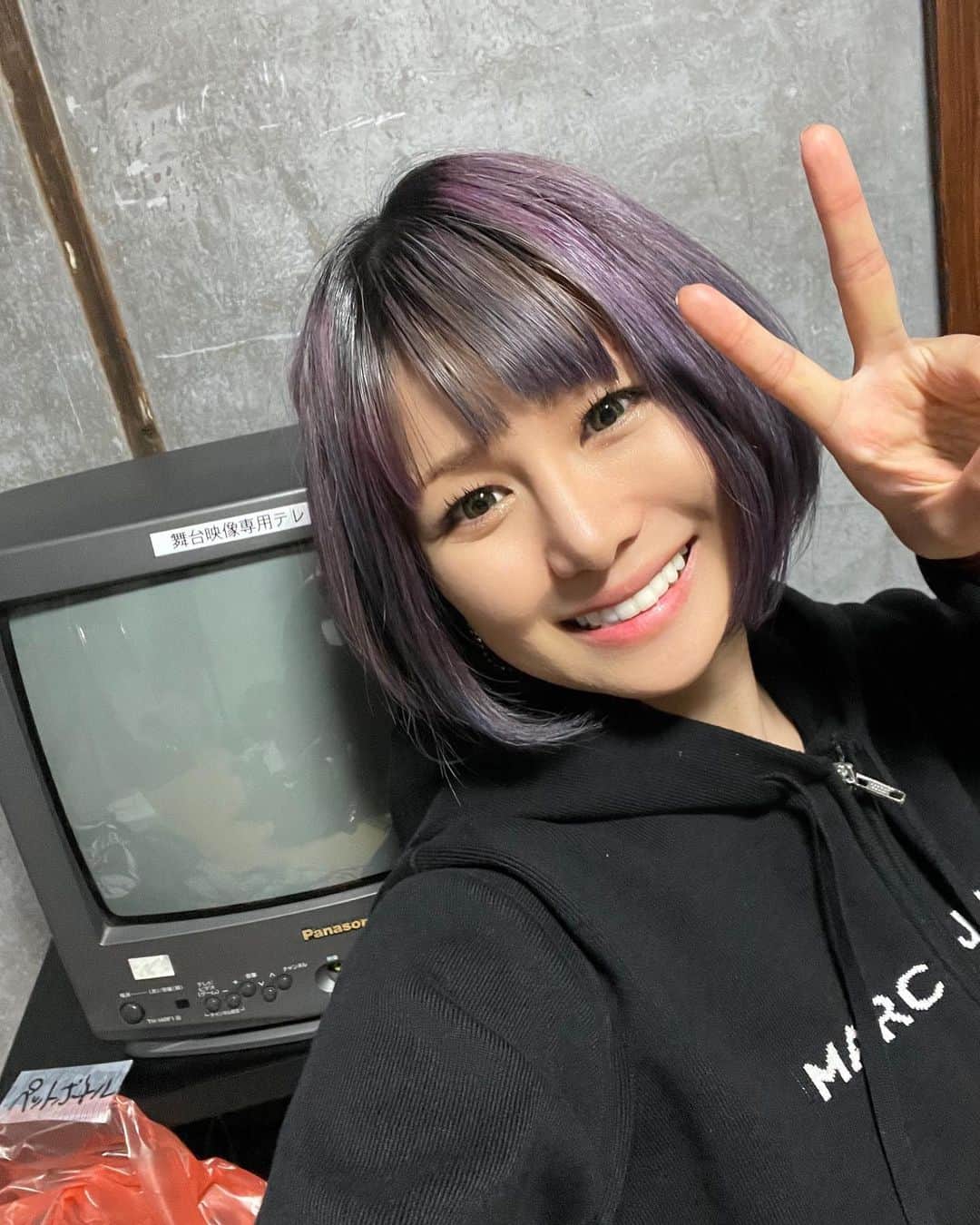 蜷川べにのインスタグラム：「さてさて、FCのみんなのご協力ありのMV撮影。8人揃っての現場。インライもありがとうございました出来上がりをお楽しみにーo┐部屋が渋すぎ。」