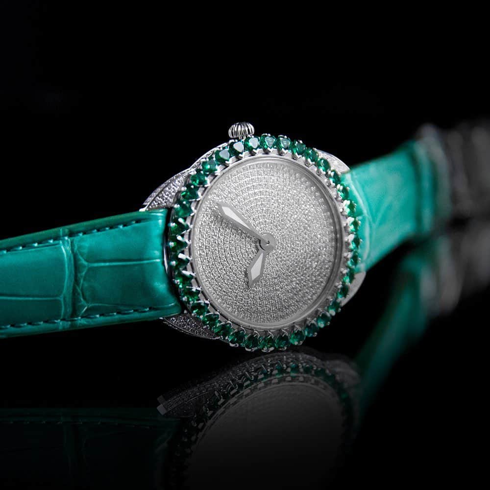バックス＆ストラウスのインスタグラム：「The Queen of Hearts Emerald Green featuring 36 heart-shaped emeralds on the bezel as well as a fully diamond set dial」