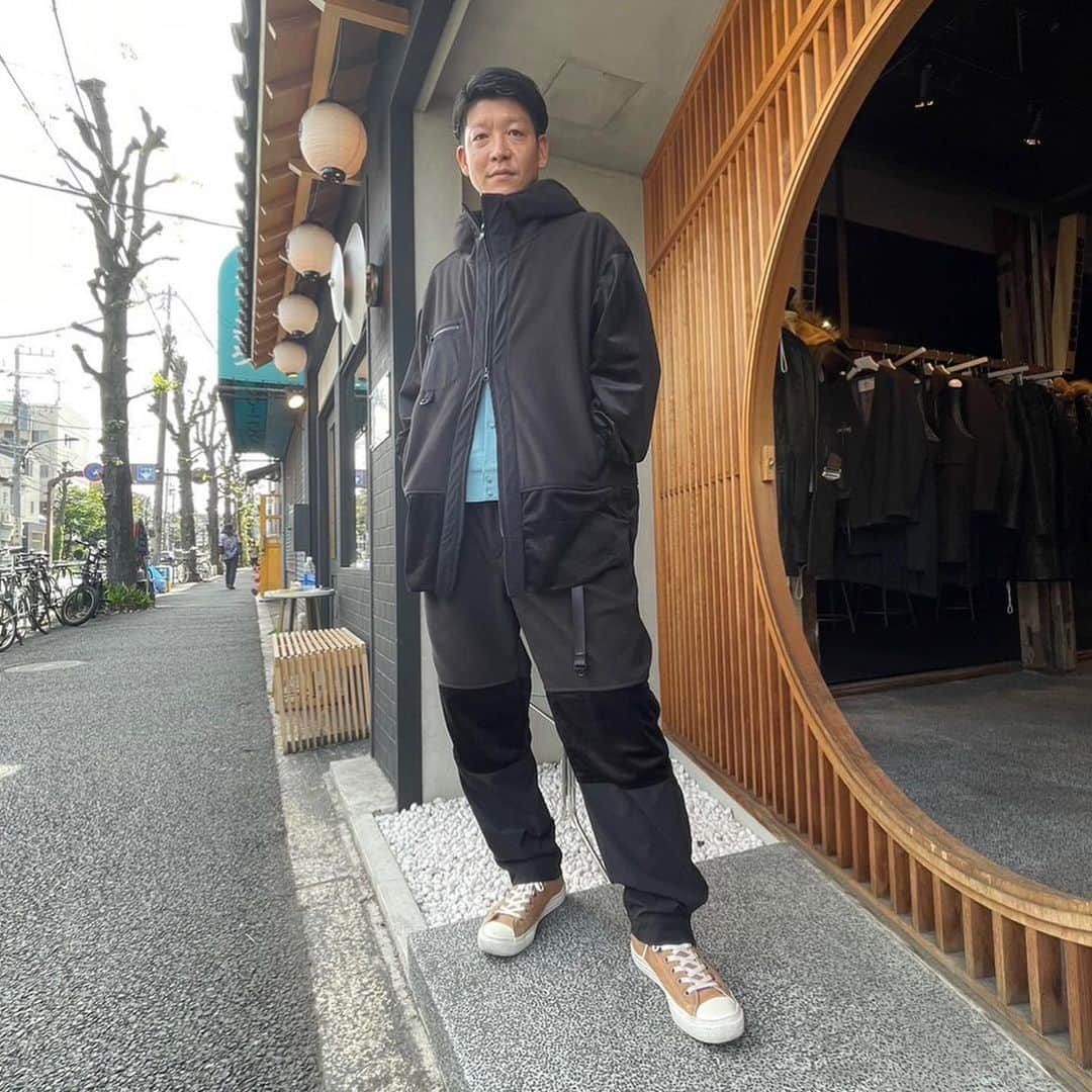 のインスタグラム：「急遽、明日13時くらいから 居れることになりました‼️  ミツメでお待ちしております  今回のコレクションのワンコーデ  フリースとコーデュロイとナイロンのセットアップ  ベーシックなブラックと 暗くなりがちな冬に映える ネイビー&オレンジ  どっちがお好み⁉️  #おしゃれさんと繋がりたい  #さいきんはじめました  #ハッシュタグ　 #ドメスティック  #アパレル  #neworder  #よろしくお願いします」