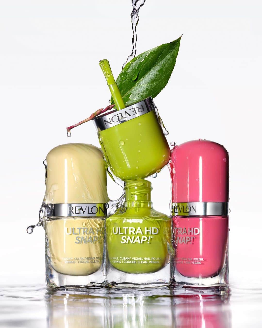 Revlonのインスタグラム：「Vegan? ✅ 20-free? ✅ Controlled application? ✅ Quick dry? ✅  #UltraHD Snap! = 🌱⏱️💥💅」