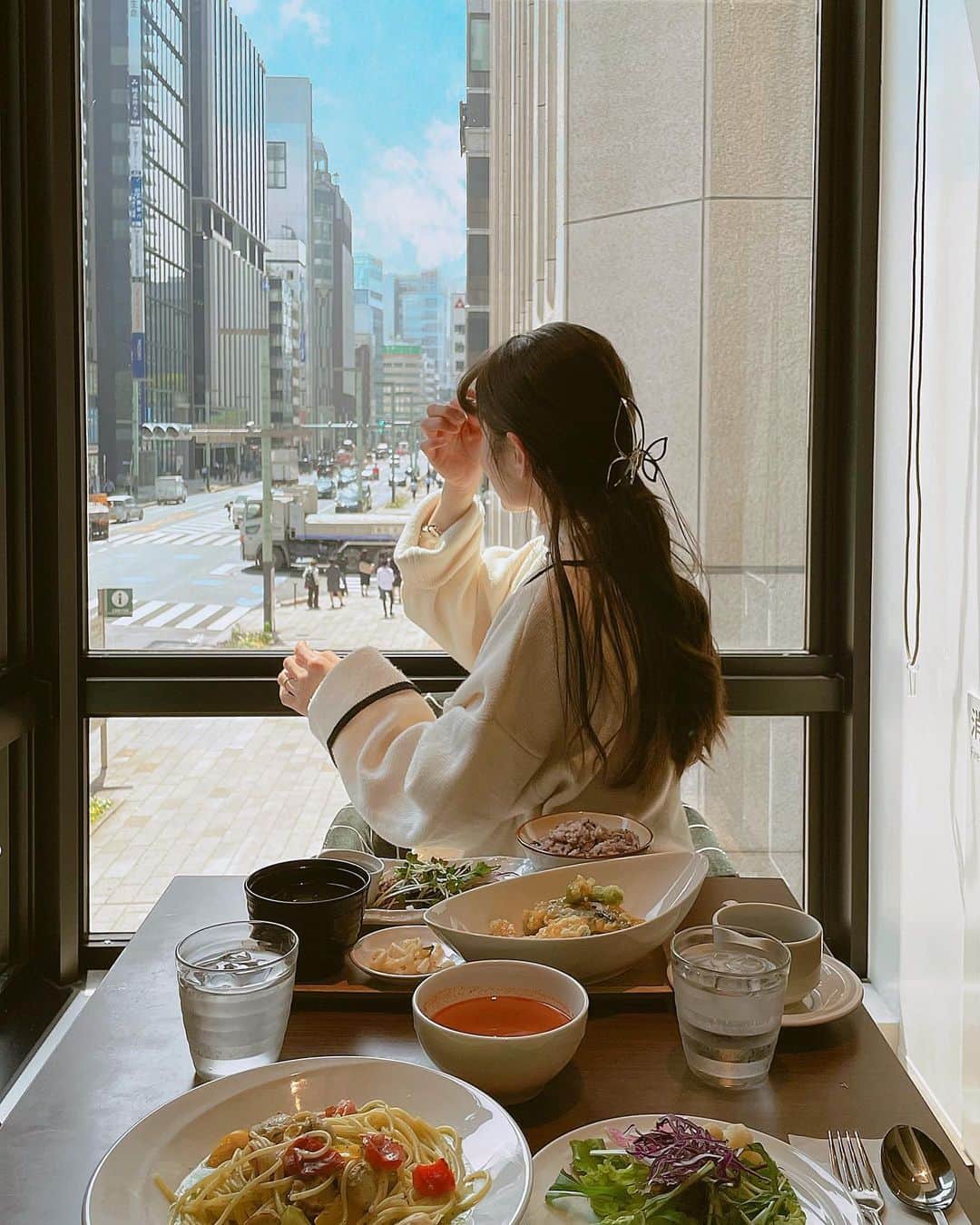今吉めぐみのインスタグラム：「♡tokyo lunch♡ ⁡ ⁡ 銀座で @uika_arima とランチ🍽️ ⁡ 京橋の三ツ井ガーデンホテル内にある @cafe_the_lounge  ⁡ ⁡ 1300〜1500円で 全メニューに サラダバイキング➕スープバー➕ドリンクバー つきです🥗🥤 ⁡ しかも、テイクアウトカップまで用意してあって ランチ後、コーヒーもテイクアウトできる☕️ ⁡ ⁡ 銀座で この価格、内容はコスパ良すぎません？！💡 ⁡ カツオのたたきと天ぷらのランチ 頼みましたが 味も文句なしに美味しかったです♡ ⁡ 📍 カフェ THE LOUNGE 東京都中央区京橋1-3-6  三井ガーデンホテル京橋 2F 🕰️ランチ 平　日 11：30～14：00 （最終入店 13：30） ※土・日・祝日は休業 👟 東京メトロ銀座線「京橋」駅7番出口より徒歩2分 ⁡ 🉐✨🉐✨ 🉐✨🉐✨ 🉐✨🉐✨ ⁡ 会計時に、『この投稿見た』 と言ってもらえたら 紅茶アソートパック(7種)プレゼント🎁 してもらえるそうです💡 (⚠️一組様につき、一回、一つ限り。5月末までの有効期限) ⁡ 🉐✨🉐✨ 🉐✨🉐✨ 🉐✨🉐✨ ⁡ ⁡ #三井ガーデンホテル京橋 #PR #三井ガーデンホテル #東京駅ランチ #京橋ランチ #サラダバイキング #コスパランチ」