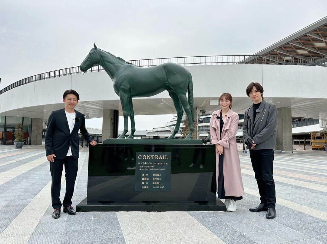 DAIGOさんのインスタグラム写真 - (DAIGOInstagram)「新しくリニューアルオープンした京都競馬場に馬好王国でいってきました！！  しかも福永さんと！！  めちゃくちゃ嬉しかった！  本当に綺麗で素晴らしい競馬場です🐎  本日25時15分からの馬好王国で是非ご覧ください  #京都競馬場 #センテニアルパーク  #福永祐一  調教師 @yuichi.fukunaga_official  #神部美咲　ちゃん @jimbu_misaki  #DAIGO #コントレイル像 #天皇賞春はどんなドラマが #その前に #マイラーズカップ #盛り上がっていきましょう」4月22日 22時30分 - daigo_breakerz_