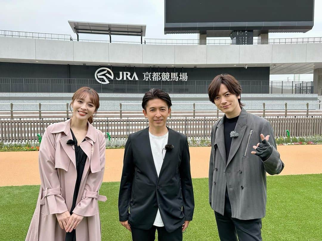 DAIGOのインスタグラム：「新しくリニューアルオープンした京都競馬場に馬好王国でいってきました！！  しかも福永さんと！！  めちゃくちゃ嬉しかった！  本当に綺麗で素晴らしい競馬場です🐎  本日25時15分からの馬好王国で是非ご覧ください  #京都競馬場 #センテニアルパーク  #福永祐一  調教師 @yuichi.fukunaga_official  #神部美咲　ちゃん @jimbu_misaki  #DAIGO #コントレイル像 #天皇賞春はどんなドラマが #その前に #マイラーズカップ #盛り上がっていきましょう」