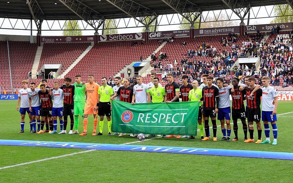 イニャツィオ・アバーテのインスタグラム：「Perdere una semifinale europea fa sempre male, ma usciamo a testa alta! Sono Orgoglioso dei miei ragazzi, lo siamo tutti! È stato un percorso non semplice, ma entusiasmante che ci ha fatto crescere e maturare!  Insieme lavoreremo ancora più duramente per provare a rivivere queste emozioni... Ringrazio tutti i tifosi che, da vicino e da lontano, ci hanno seguito e sostenuto in questo nostro cammino.  #Quantoebelloesserenoi #Respect @uefayouthleague @acmilan ❤️🖤」