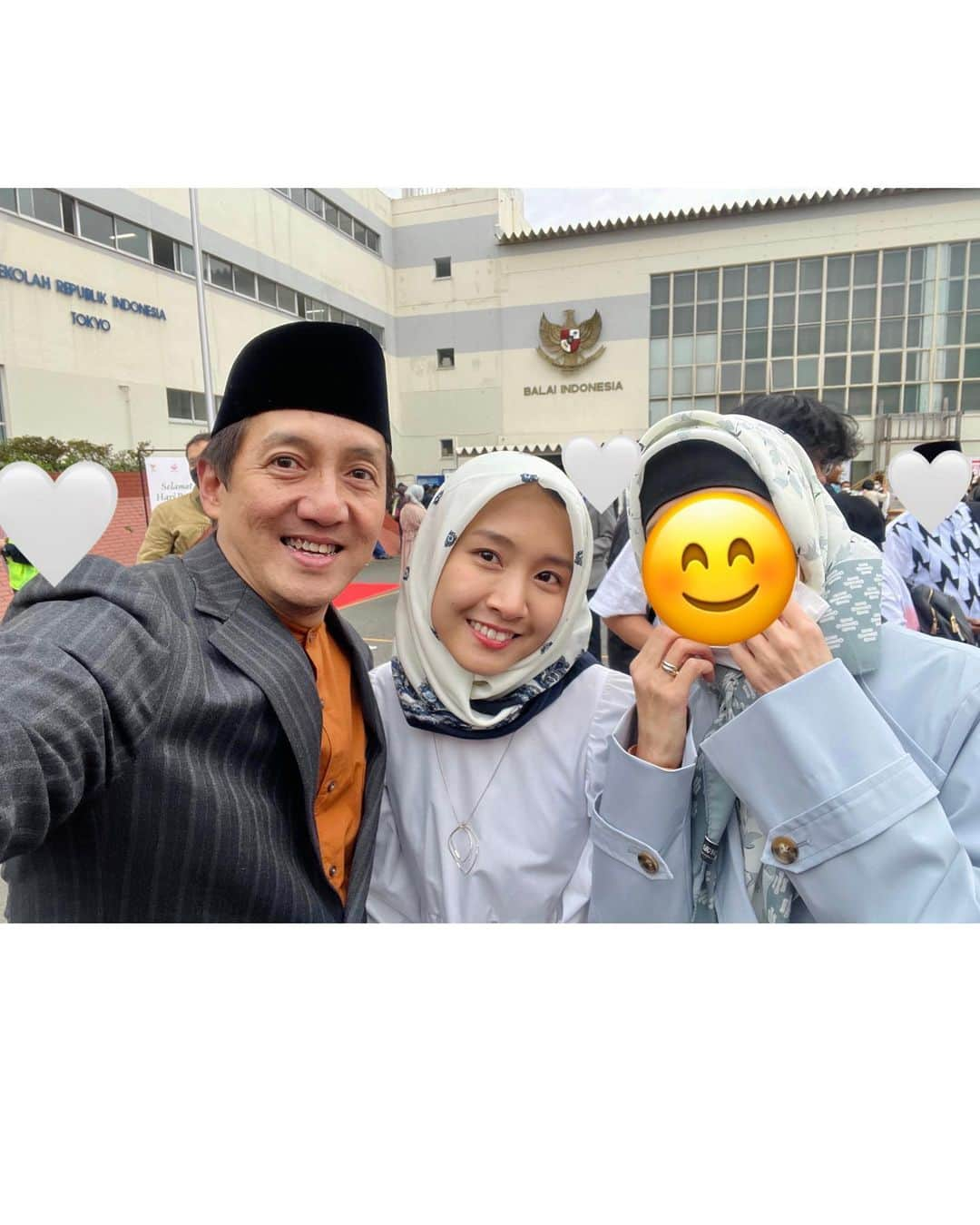 海老沢恵莉香さんのインスタグラム写真 - (海老沢恵莉香Instagram)「Erika & sekeluarga ingin mengucapkan Minal Aidin Wal Faidzin, Mohon Maaf Lahir Batin! Selamat Hari Raya Idul Fitri 1444H🤍 Maafin kesalahan Erika yaaa semuanyaaa luvvv💋  今日は年に一度の、イスラム教徒のラマダン(1ヶ月間断食をする月)明けをお祝いする祭日でした！ 久しぶりに幼馴染みや小学生の頃の担任の先生たちと会えて楽しかったー❣️」4月22日 22時44分 - erika_ebisawa