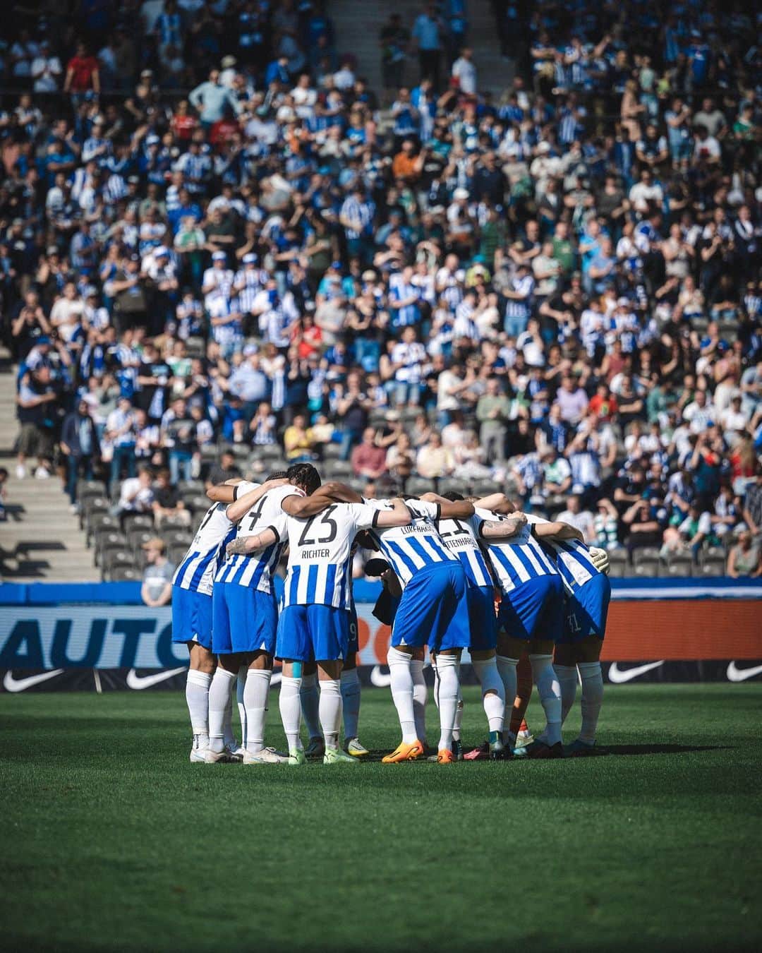 ヘルタ・ベルリンのインスタグラム：「Und los! ✊💙  . . #BSCSVW 🔛 | 0:0 | #HaHoHe #HerthaBSC」