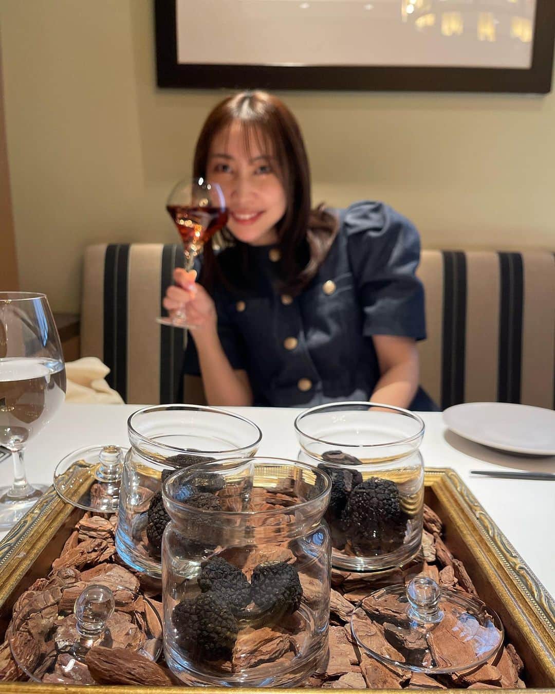 近野莉菜のインスタグラム：「20代最後の日🙋🏻‍♀️  親友の槙田紗子ちゃんがお誕生日をお祝いしてくれました🥹🥹  大好きなトリュフ尽くしのお料理たち✨  1枚目はトリュフ越しの近野w ピントはトリュフに合ってます😀  かっこよく右手に持っているのはブドウジュースです🍷  美味しくて幸せでした😌🫶　  そして、私たちも大人になったなあ〜と。  これからも楽しく歳を重ねて行こうね！ イベントも楽しみだ🥹✨ 皆さんもお楽しみに待っていてくださいね😌  29歳の私より👸🏻  #ちかりな私服」