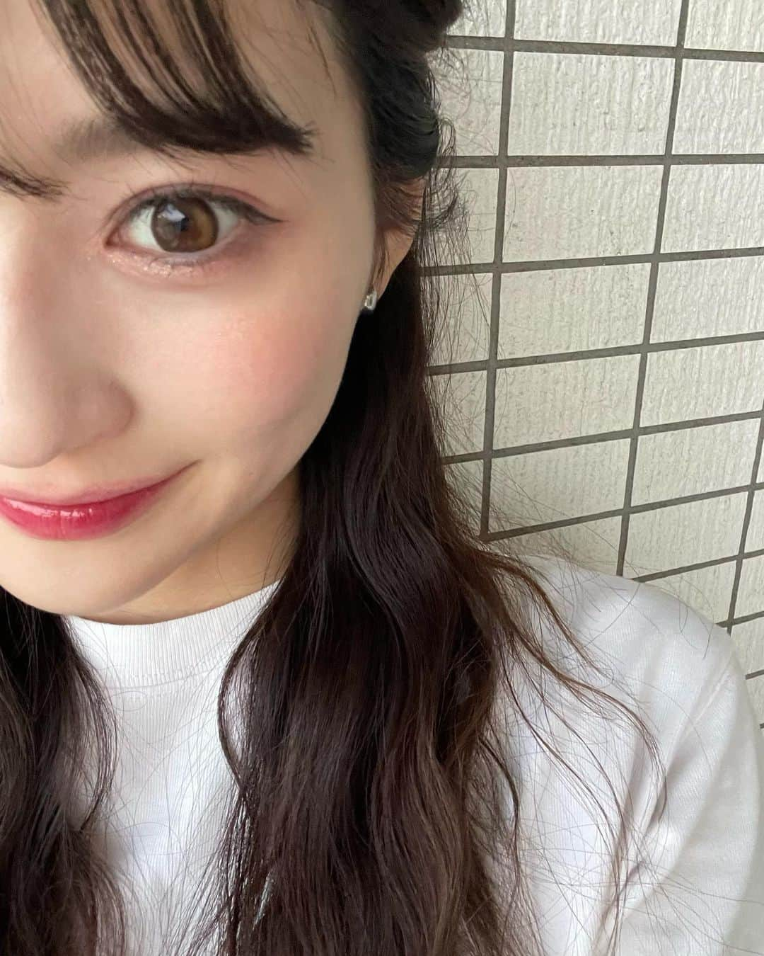 かなこさんのインスタグラム写真 - (かなこInstagram)「今日のメイク💄ブルベ系💄 裸眼メイクも好きだけど、カラコンは別人になれるから楽しい✌🏾笑 今日はちょっと大きめちゅるんなやつ👀 @mitunolens のオリアナエッジワンデーブラウン👀🤎  前回のメナードエステで美白パックしてもらった🫶🏼 紫外線強いからプロのケアも大事ですね🥹 @menard.nagoya  脱毛とかもそろそろ行かないと🥹 あとジムも🥹🥹笑  #mitunolens#蜜のレンズ#オリアナエッジワンデーブラウン#カラコン#メイク#ブルベメイク#ピンクメイク#美白ケア#メナード#メナードエステ」4月22日 22時37分 - kanako228m