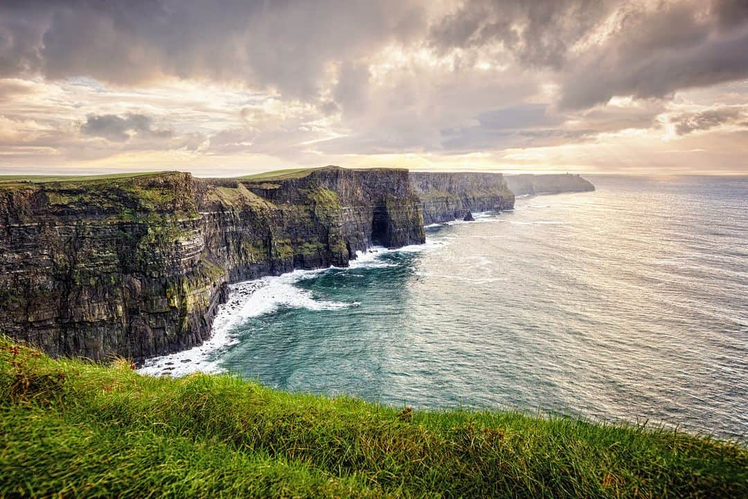 トランプ・ホテルさんのインスタグラム写真 - (トランプ・ホテルInstagram)「From the Cliff's of Moher by @trumpdoonbeg to Oahu's dramatic cliffs near @trumpwaikiki, our beautiful planet takes our breath away!  #EarthDay」4月22日 22時45分 - trumphotels