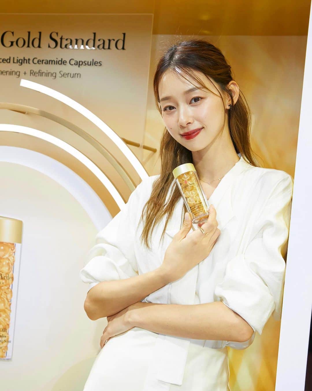 吳斐莉のインスタグラム：「昨天伊麗莎白雅頓邀請林柏宏擔任一日店長🙌🏿 他臉也是很小皮膚很好很上鏡yo～ 看來平常都是很認真保養的！  伊麗莎白雅頓今年推出 全新 #超進化輕感黃金導航膠囊 啦～ 質地變得更輕更水感了 現場用在手上整個驚呆 非常的水潤好吸收 夏天用不擔心有負擔 就連油肌也可以用 而且一整顆的份量超足 連脖子都要好好保養到～  我自己很喜歡膠囊設計～ 每一顆打開都是最新鮮的 旅遊出國更是方便攜帶  大家路過不要錯過 因為現在有好多好多活動了～   有⋯ 📹拍照打卡禮 至活動現場拍照分享至個人FB or IG 並標記 #輕感金膠  #水嫩拋光肌 #伊麗莎白雅頓 可獲得小禮物💝  🏀互動遊戲 完成拍照打卡後再繼續參加【輕感油養抛球機】活動 再回櫃檯完成新品體驗 留下資料後即可獲得活動好禮～  還有⋯ 🔊新品預約禮 預約金$500(可折抵當日消費)享： 👍護膚療程:15分鐘輕感油養水嫩拋光護膚療程 👍預約禮:時空彈力3D FIT緊緻眼霜 5ml(價值$800) 👍滿額禮: 消費滿$6,000(含超進化輕感黃金導航膠囊) 再加贈「發光拍拍燈」 (價值$1,000元)  ✅預約療程並繳交預約金NT$500元 完成後還獲得「時空彈力3D Fit緊緻眼霜」  活動場次： 4/1-4/26  台北-忠孝SOGO 4/22-4/23 台北-站前新光三越 4/28-4/30 台北-信義A8新光三越 5/5-5/7  桃園-中壢SOGO 5/13-5/14  台中-廣三SOGO   #水感金膠 #拋油養膚 #ElizabethArdenTaiwan @elizabetharden.tw  @elizabetharden」