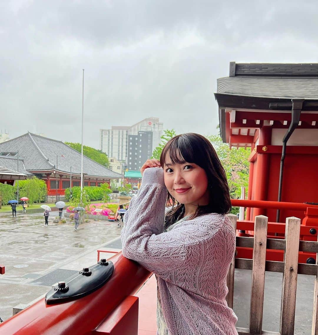 嶋梨夏さんのインスタグラム写真 - (嶋梨夏Instagram)「雨の日は浅草寺の赤色がハッキリくっきりしていて、素敵だったなぁ😉✨✨✨ . . . . . #被写体 #お仕事依頼受付中 #撮影会 #撮影会モデル #野外撮影会 #浅草 #Asakusa #浅草寺 #雨の日 #cocodeal #アラサー女子 #平成元年生まれ #150cm #ファインダー越しの私の世界 #ポートレート #ポートレート撮影 #女優 #actress #photooftheday #JAPAN #japanesegirl #instagood #followme #ricashima #嶋梨夏」4月22日 22時40分 - shimarica_jp