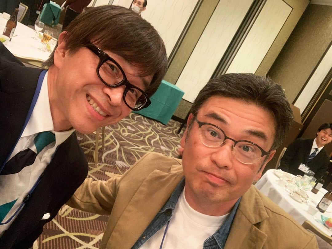 のインスタグラム：「FM802のDJ・中島ヒロトさんは中学校と高校が同じ。いつもゴキゲンに見えるのは、いい音楽を毎日浴びるほど聴いてるからなのかなと思う。改まった席でもデニムにスニーカーなのもイカしてる。自由という言葉が似合う最高な友達！！」