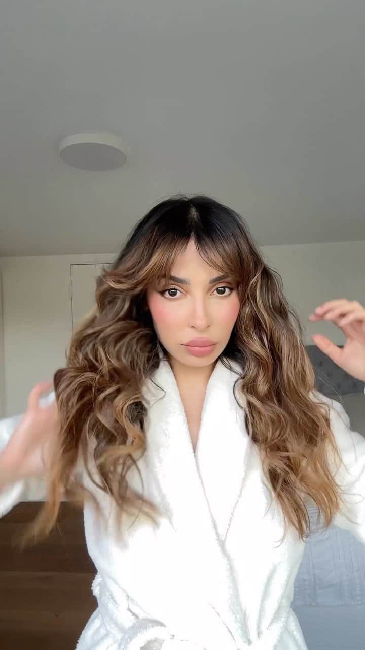 sananasのインスタグラム：「Full GRWM girls night out 🥂 Avec mon Platinum+ de @ghdfrance j’ai une nouvelle technique pour des ondulations volumineuses et franchement je suis bluffée par le résultat à chaque fois 😳C’est tellement plus simple que la « façon traditionnelle » de boucler ses cheveux avec un lisseur ! Je le fais en 3 temps maintenant et c’est beaucoup plus beau je trouve !  Mes copines ont cru que j’étais allée chez le coiffeur juste avant 😜Si vous essayez vous me direz ! PS 📌Jusqu’au 30 avril vous aurez -10% avec le code SANAA10 sur le Platinum+, le Max et le Gold ET vous aurez un spray thermoprotecteur offert (celui que j’utilise au début).  ✖️Outfit : Top @cosstores  Pantalon et bomber @thefrankieshop  Bottines @andotherstories」