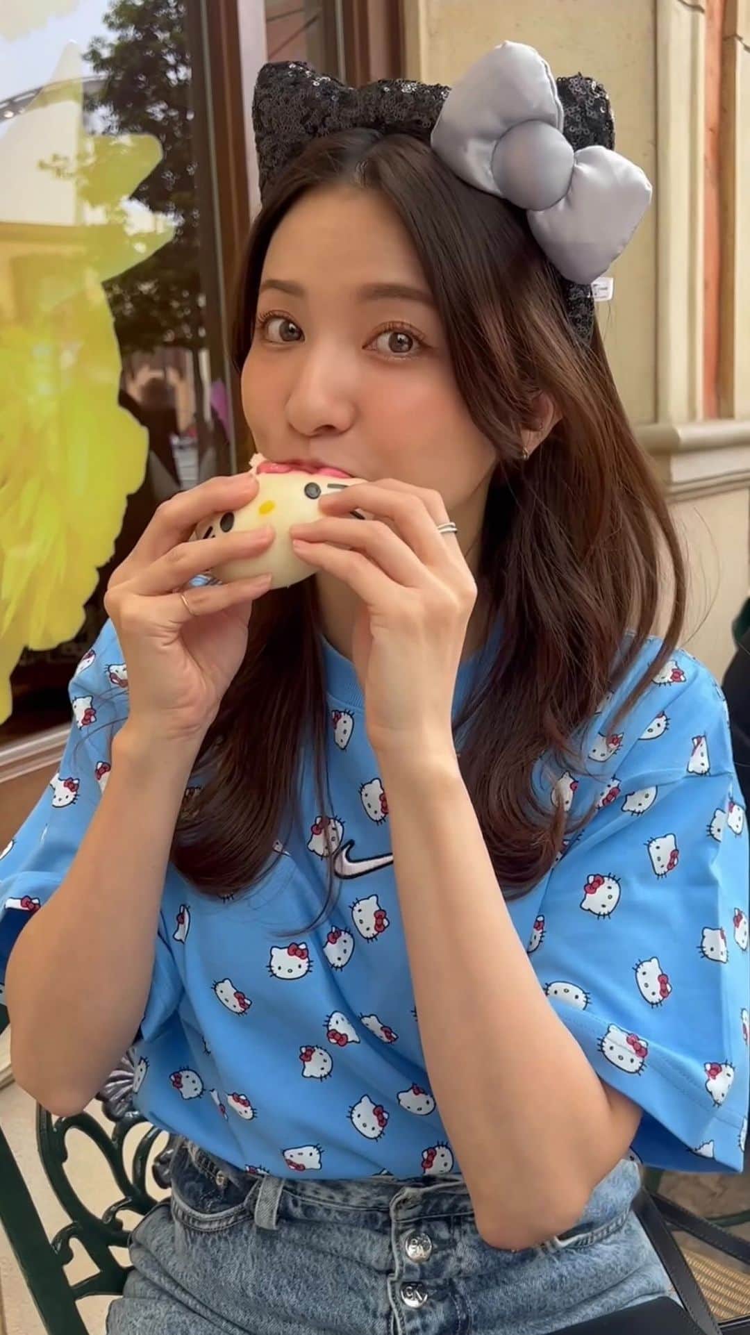 戸田れいのインスタグラム：「ずっとやってみたかったもぐもぐタイムをユニバで実現😻 とにかくユニバを食べ尽くしたよ🌈🌮🍕🥟🍨  ジュラシックパークでずぶ濡れになって途中から髪の毛ボサボサ🙃」