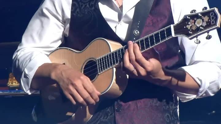 名渡山遼のインスタグラム：「You can watch my live videos on my YouTube channel. This is one of them, my original song “Smile in the Morning“. I hope you enjoy the full version on YouTube. The YouTube link is in the profile section.   #ukulele #ウクレレ #ryonatoyama #名渡山遼 #ukulelelove #ukuleleplayer」