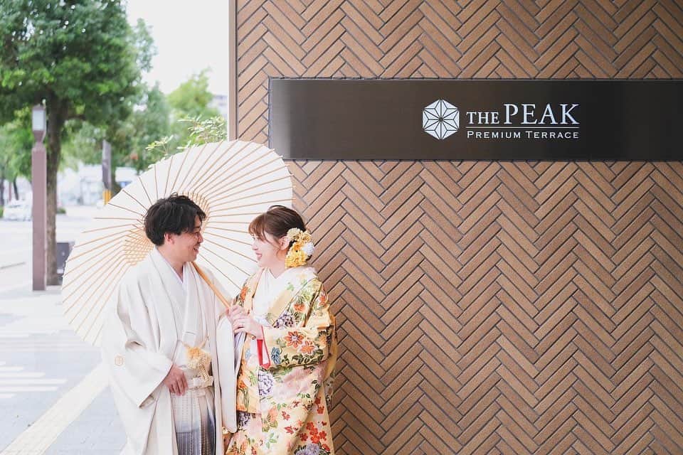 ザ・ピーク プレミアムテラスのインスタグラム：「和装前撮りの様子✨  @fiorebianca_wedding  @cocon.by.chloriscinq   ............................................................ 【2022年口コミ7年連続受賞】  \ゲスト満足度❤︎鹿児島県No.1/  ▪︎天空からまばゆい光が降り注ぐ 純白のチャペル ▪︎鹿児島中央駅・天文館から近い 鹿児島唯一の好立地 ▪︎完全貸切の空間で 特別感に包まれた心地よい1日を .......................................................... スタッフブログやㅗ 卒花レポート 会場見学 こちらからご覧いただけます♩  ▶︎ @thepeak_wedding トップページURLの 公式HPより、、、❤︎  #鹿児島#鹿児島花嫁 #ザピークプレミアムテラス #2023春婚 #2023夏婚 #2023冬婚 #wedding#ウェディング#家族婚ウェディング #親族婚 #親族結婚式 #少人数婚 #ウエディングブーケ #ナチュラルウエディング #大人ウエディング #花嫁さんの力になりたい #ウエディングフォト #おしゃれウエディング #カメラ #天文館 #コロナ対策 #ドレス迷子 #ブライダルヘア #結婚式アイディア #鹿児島結婚式#鹿児島結婚式場」