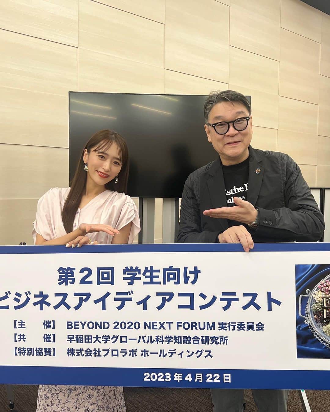 近藤千尋のインスタグラム：「今日は、父の母校、早稲田大学で審査員👨‍🎓 のお仕事でした🩵🏫 学生さんたちの考えたアイディア どれもとても素晴らしくて 勉強になることばかりでした☺️🙏  今日はちょっと清楚なお衣装でした🩷🩷  tops,skirt @leurlogetteofficial pierce @caki.jewelry  shoes @gianvitorossi」