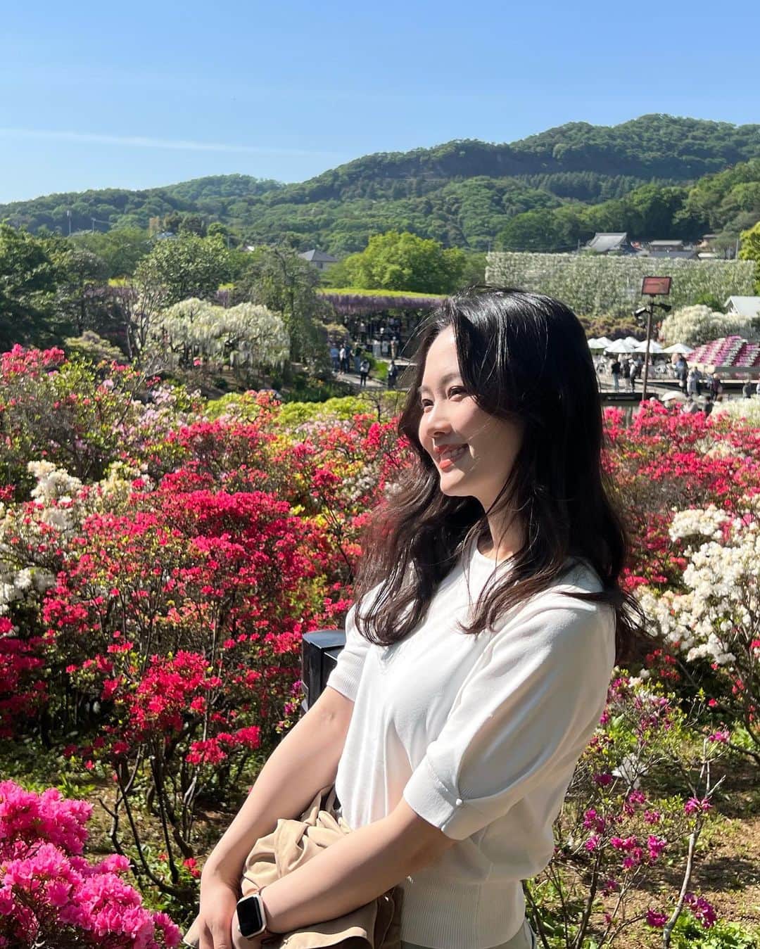 勝田梨乃さんのインスタグラム写真 - (勝田梨乃Instagram)「⁡ 家族であしかがフラワーパークへ🪻 ⁡ 想像以上の広さとお花の種類の豊富さに 終始感動でした✨ ⁡ あしかがフラワーパーク名物のふじは 4月中旬〜5月中旬が見頃みたいです。 遠かったけど行って良かった☺️」4月22日 22時42分 - rino_katsuta