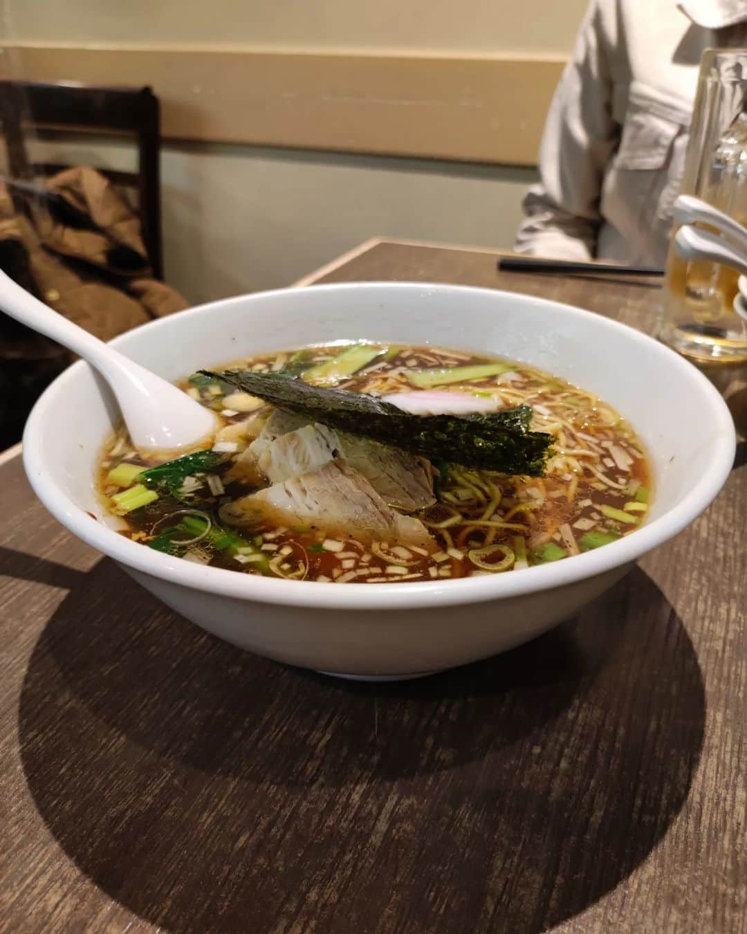つけMen野郎のインスタグラム：「叉焼ラーメン 中華料理 好好 東陽町店 東陽町の人気中華料理店。東陽町店とのことだが、こちらのみなのかな。餃子や料理がおいしい東陽町の人気店。〆は気になってやっぱりラーメン。通常のラーメンはメニューに無くて叉焼ラーメンがデフォ仕様。スープはタレが立っていて強め。麺はザ中華麺って感じのムチッとしたやつ。今度は担々麺食べてみよう。」