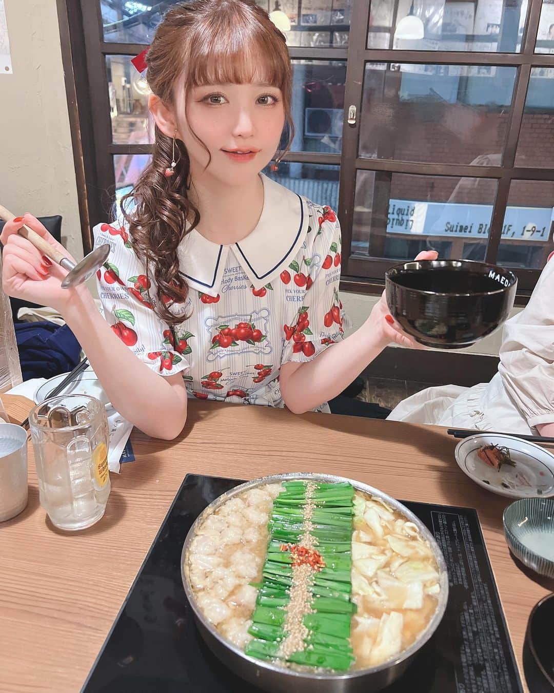 のインスタグラム：「もつ鍋！！！！！  「たくさん美味しいもの食べて帰ってくださいねぇ」と お客様に言われた通り  もつ鍋に明太子に馬刺しに海の幸にと 九州堪能しております♡  明日もPOPUPでたくさんの方にお会いできることを 楽しみにしております♡  23(日)11:00-18:00 福岡県中央区警固1-3-7 @goon.fukuoka   すぐにお持ち帰りいただける商品や 新作の予約商品もご試着いただけます♡ 品数とってもたくさんございますので 是非この際にお立ち寄りくださいませ♡  @fraisier_selectshop   #lolitafashion  #福岡グルメ  #もつ鍋前田屋」